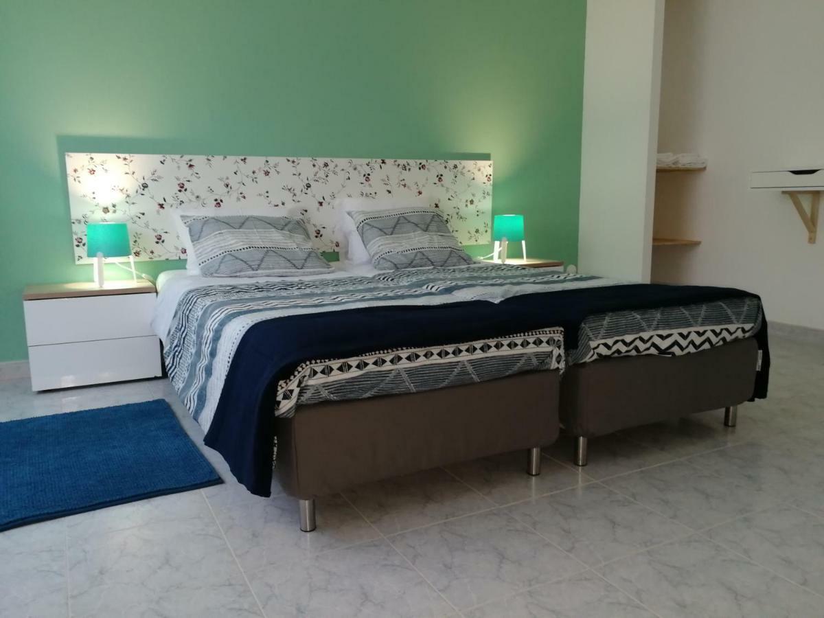 Ocean'S 7 - Lagos Guest House Bagian luar foto