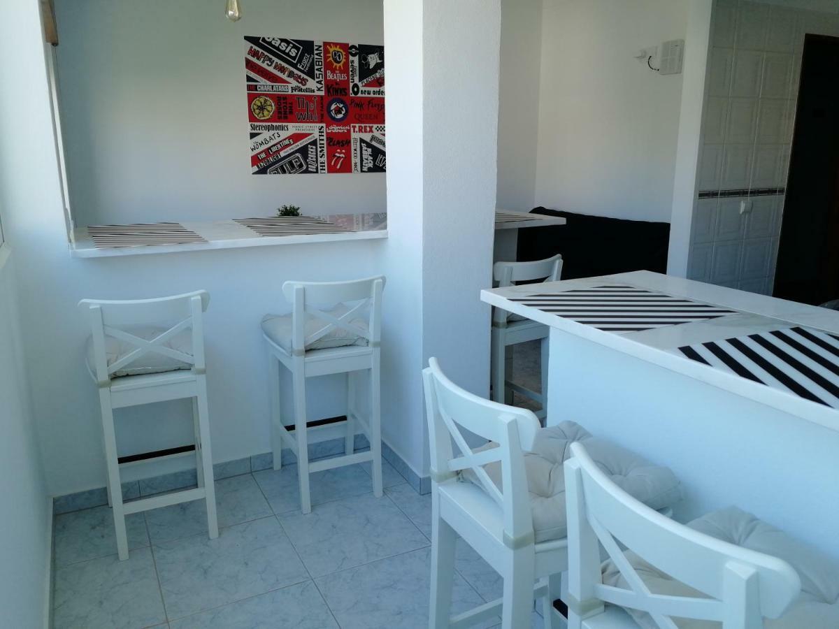 Ocean'S 7 - Lagos Guest House Bagian luar foto